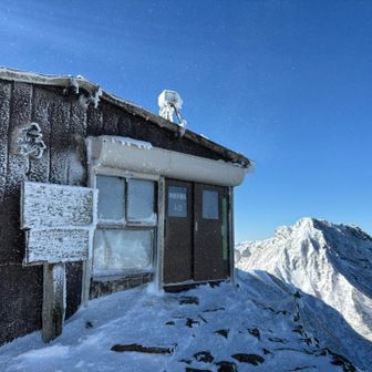 アイゼンを小屋内で着脱させてもらえるってほんとありがたいです🙏

前に年越しで宿泊した時カレンダーが当たったことあります😊また泊まりたいな