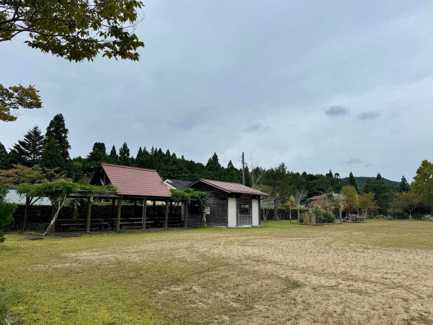 【高野山 多目的広場】
━━━━━━━━━━━━━━━

空海は死んだのではなく
「入定（にゅうじょう）」したと
信じられました

深い瞑想状態に入り
現在も生き続けていると
いうのです >>