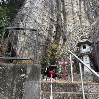 奥の院不動尊。めっちゃ大きな岩です