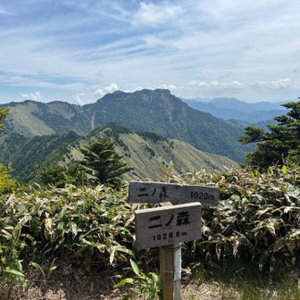 二ノ森山頂
奥に石鎚山がみえました