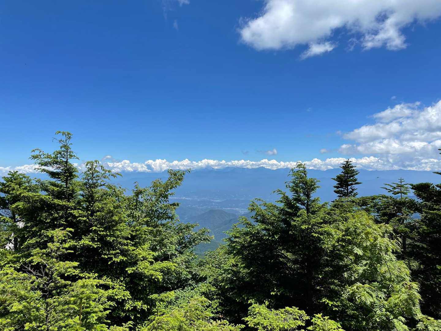 避難小屋の裏の岩場の上から、富士山を望む。（残念ながら雲の中らしい)