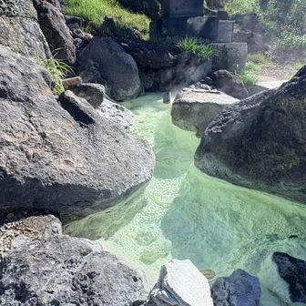 湯の花が沈んで透明