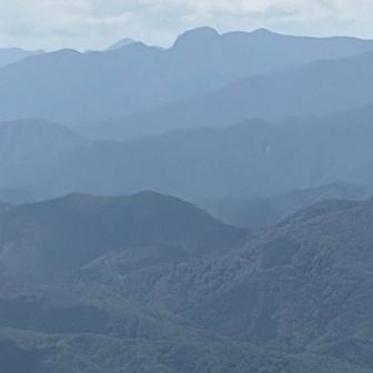 あのゴツい山　なんでしょう