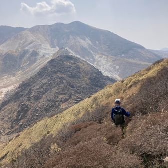 すがもり越えまで
もくもくと歩く。

三俣南峰でお会いした
1人と3人組に遭遇
楽しいお喋りをして
長者原まで戻りました。
馬酔木ロードでした！