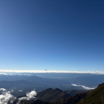 富士山は雲海からちょっぴり