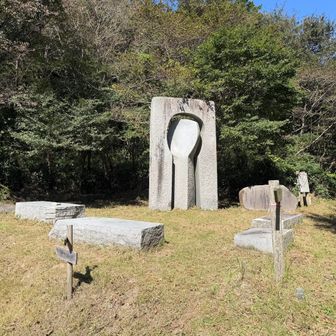すぐに車道に出ました。
なんのオブジェでしょう？
