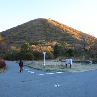榛名公園ビジターセンター駐車場より榛名富士へひと登り