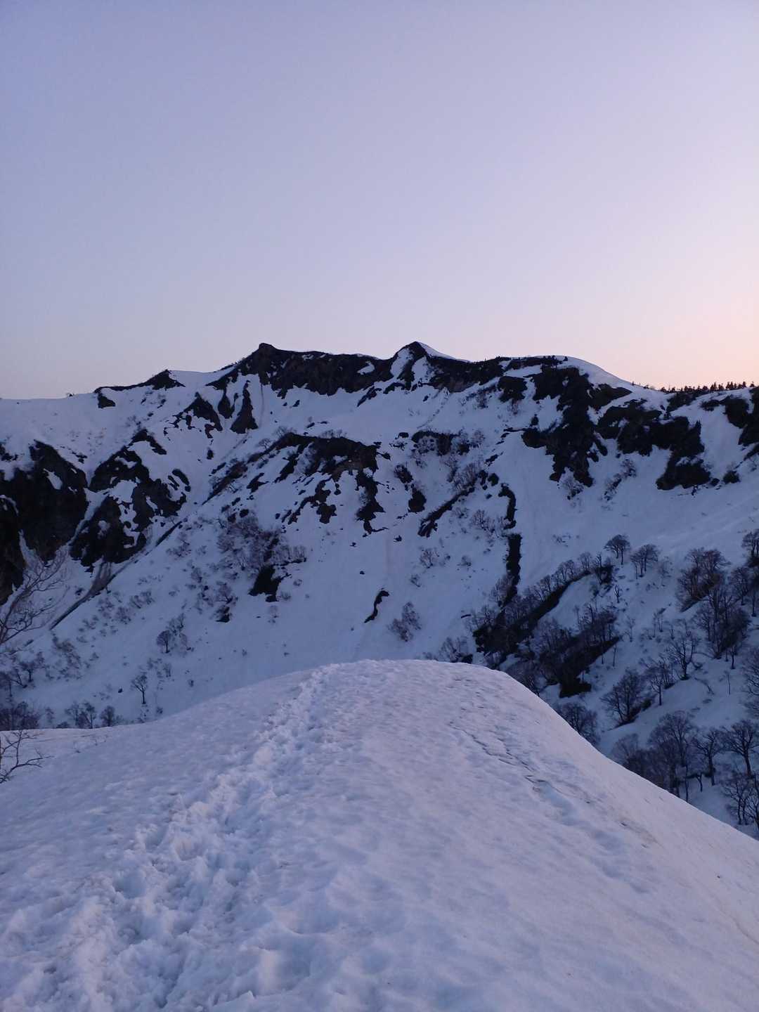 シリタカ分岐‼️まずはデブリ谷を越えた✨️
目前に主稜線…大きく見える✨️👀‼️💦