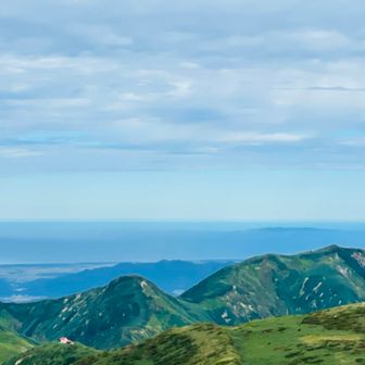 朳差岳の奥に日本海に浮かぶ粟島が見える