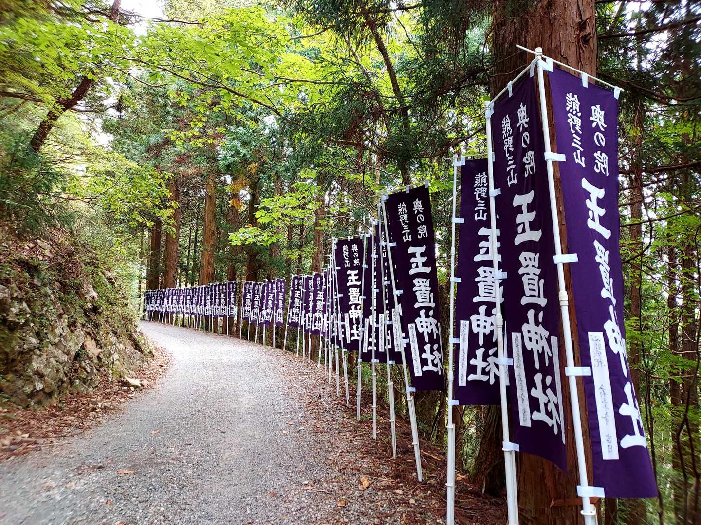 境内まで少し歩きます