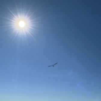 昔〜ギリシャのイカロスは〜🇬🇷
蝋で固めた鳥の羽根〜🪶
両手に持って　飛び立った
雲より高くまだ遠く☁️
勇気一つを友にして

この歌知ってますか？
最後トラウマものの歌詞で小学生の時にショックでした

蝋でできた翼で太陽に向かって飛び、蝋が溶けて翼を失って命も失うイカロスに衝撃というか何というか。

この写真は太陽に向かっているように撮れたので、イカロスを思い出しました🪶

だけど大人になってイカロスってただのバカだったのかな？って思ったりして。言ってはいけない禁句のような気がして大きな声では言えないんだけども。

短いYouTube、紙芝居付き。演奏も歌もシュールな感じがいい。
https://m.youtube.com/watch?v=wYowODqpSxU&list=RDwYowODqpSxU&start_radio=1&pp=oAcB

①
昔 ギリシャの イカロスは
ロウで固めた 鳥の羽根
両手に持って 飛びたった
雲より高く まだ遠く
勇気一つを友にして
②
丘はぐんぐん 遠ざかり
下に広がる 青い海
両手の羽根を はばたかせ
太陽めざし 飛んで行く
勇気一つを友にして
③
赤く燃えたつ 太陽に
ロウで固めた 鳥の羽根
みるみる溶けて 舞い散った
翼 奪われ イカロスは
墜ちて 生命を失った
④
だけど ぼくらは イカロスの
鉄の勇気を うけついで
明日へ向かい 飛びたった
ぼくらは 強く生きて行く
勇気一つを友にして