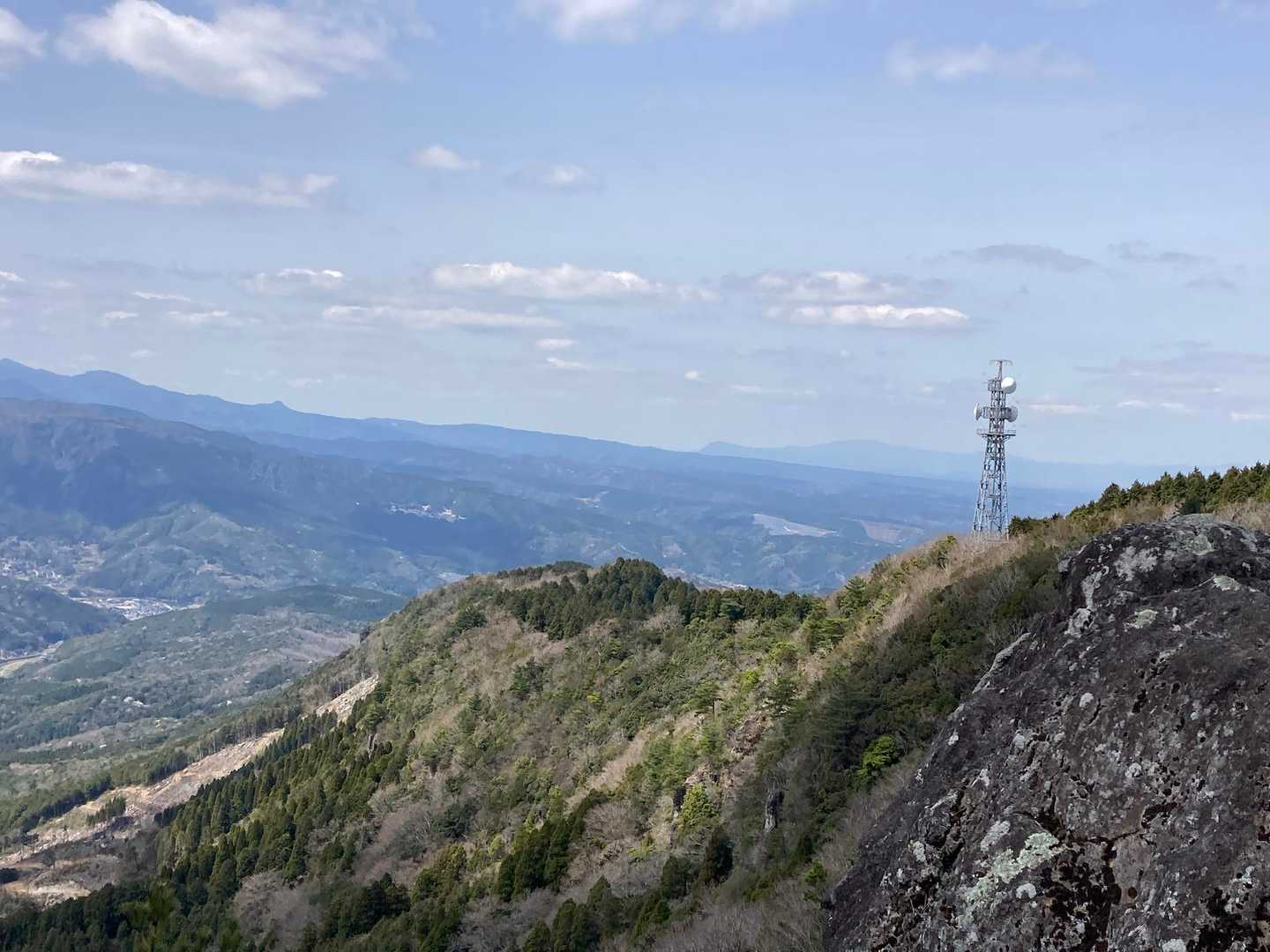 絶壁の上から見る景色
山だらけ
