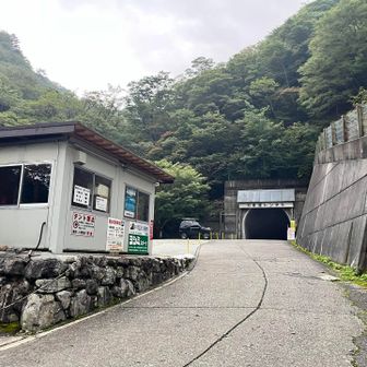 Myジムニー　ポツーン
もう一台軽のバンが🚐
途中で出会った外人ペアさんのでしょう
多分弥山まででピストンだと思うけど、普通に歩いて18時下山ってところだと思う
もっと英語が堪能ならリスクを説明できたかな