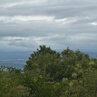 御嶽山は雲の向こうに。