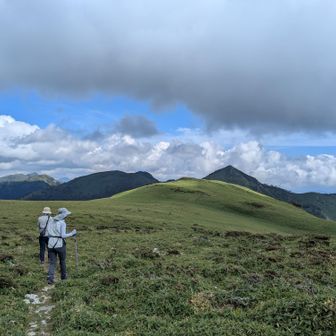 亀尻峠の方には行かず戻ります。シルエットになった天狗塚
左の三嶺には日が当たってる🌞
一番奥には二郎❓