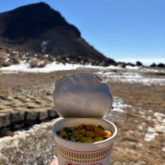 久住山を眺めながら、山ではサイコーな
カップラーメン！
あれ？
ひとりで何やら喋っている人…
あ！あの車の持ち主の、
YouTuberのいけしんさんだ！
1週間前に、長崎の七高山巡りでお会いしていたので、思い切って
「いけしんさーーーん」と声をかけてみました。
しばし、お話しさせていただき
楽しいひとときでした😀
※いけしんさん※
呼び止めてしまって申し訳ありませんでした
m(_ _)m