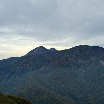 焼山と奥に火打山。
先月行った時焼山にも行きたかったけど流石に厳しいよね。