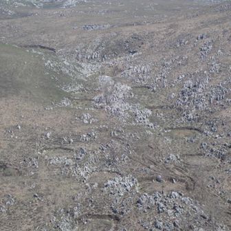 笠木山の登山ルートに小さい浅めのドリーネ？が沢山