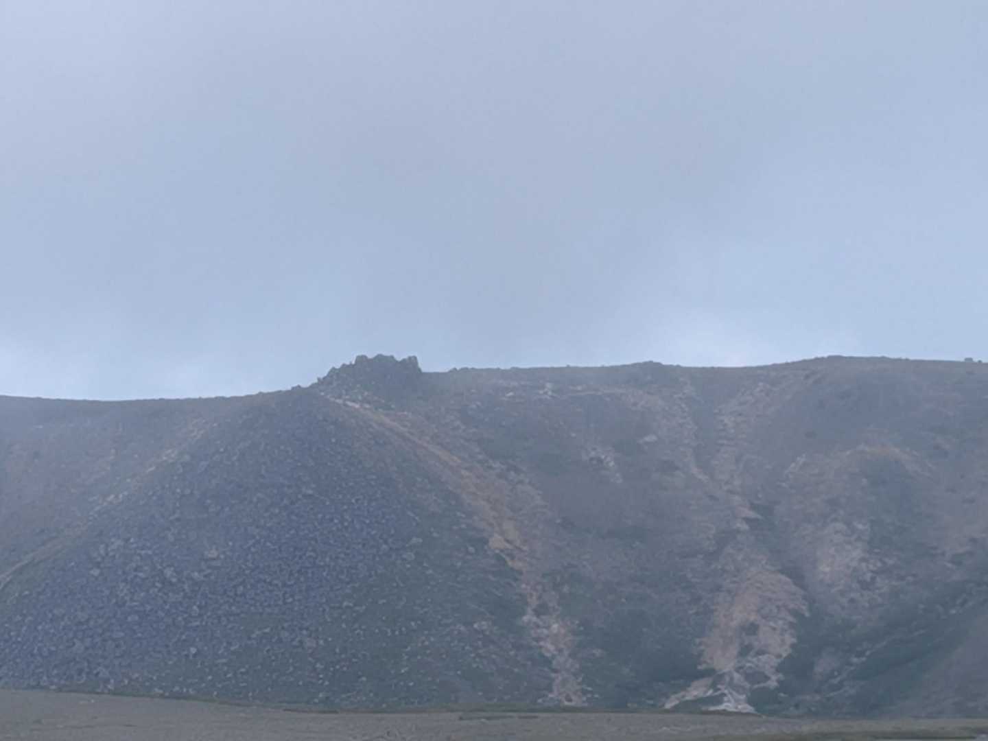 おっ！あのボコっとした岩は赤岳山頂ですね💕︎