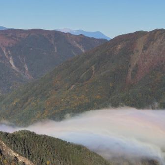 滝雲に虹が掛かってます
奥には御嶽山～