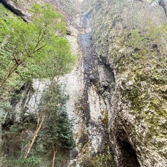 滝は水少なめ。