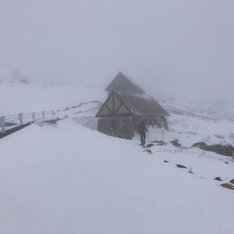 避難小屋
ここまでもそれなりの強風で、標高を上げればさらに風強くなるしラッセルも深くなりそう…
ファイトわかず、ここまでとすることに
