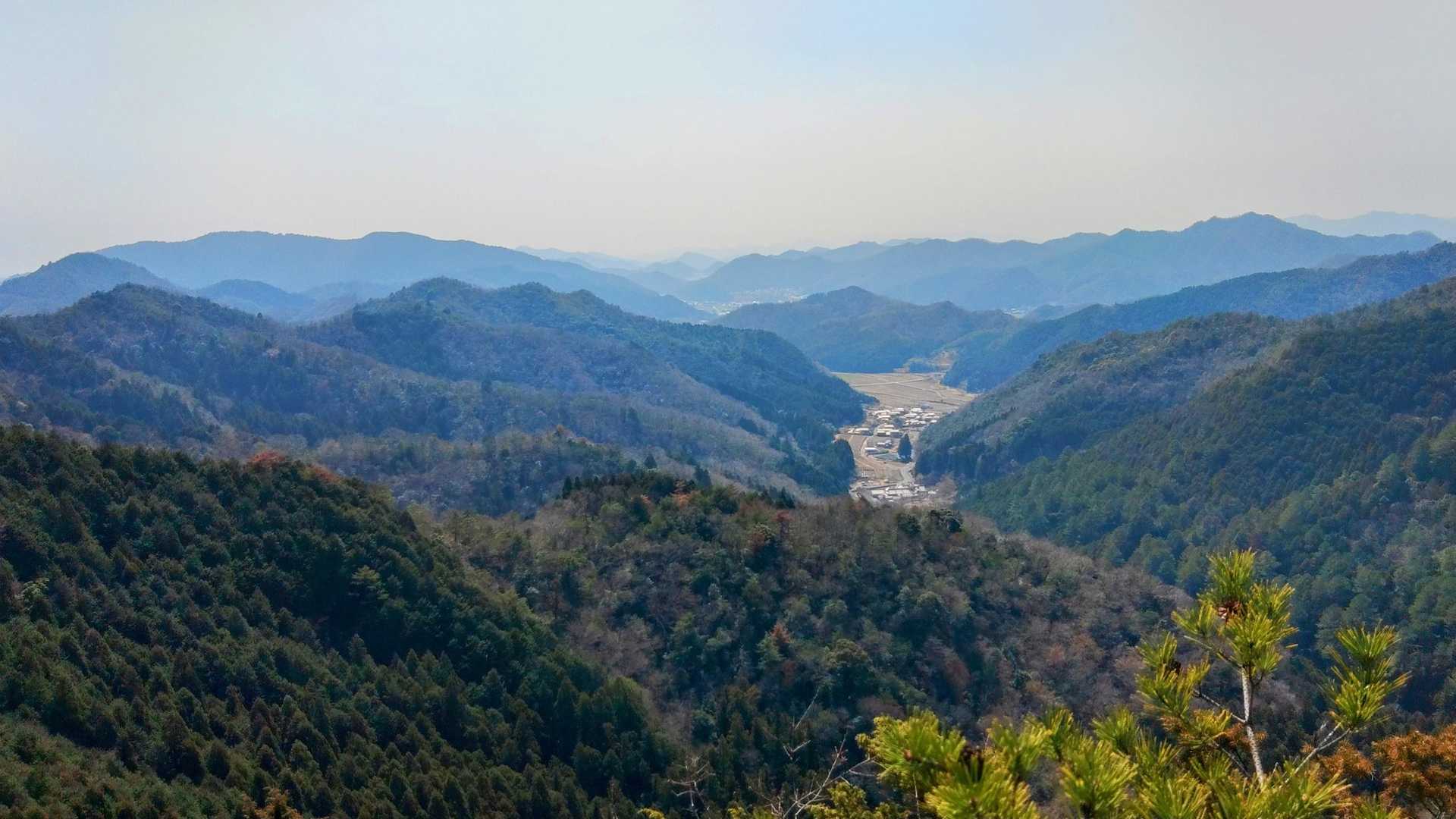 南に菅生川流域を挟んで、右に伊勢山山系、左に書写山山系。