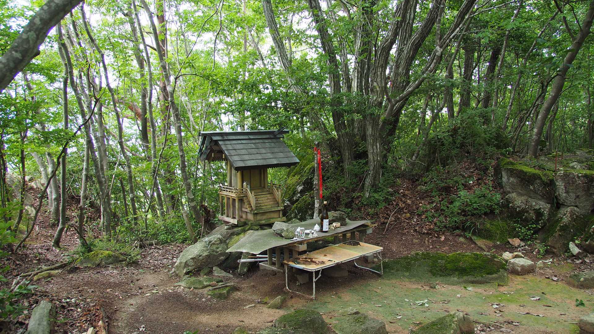 山頂の祭壇です。
どーしても日本酒に目が行きます。