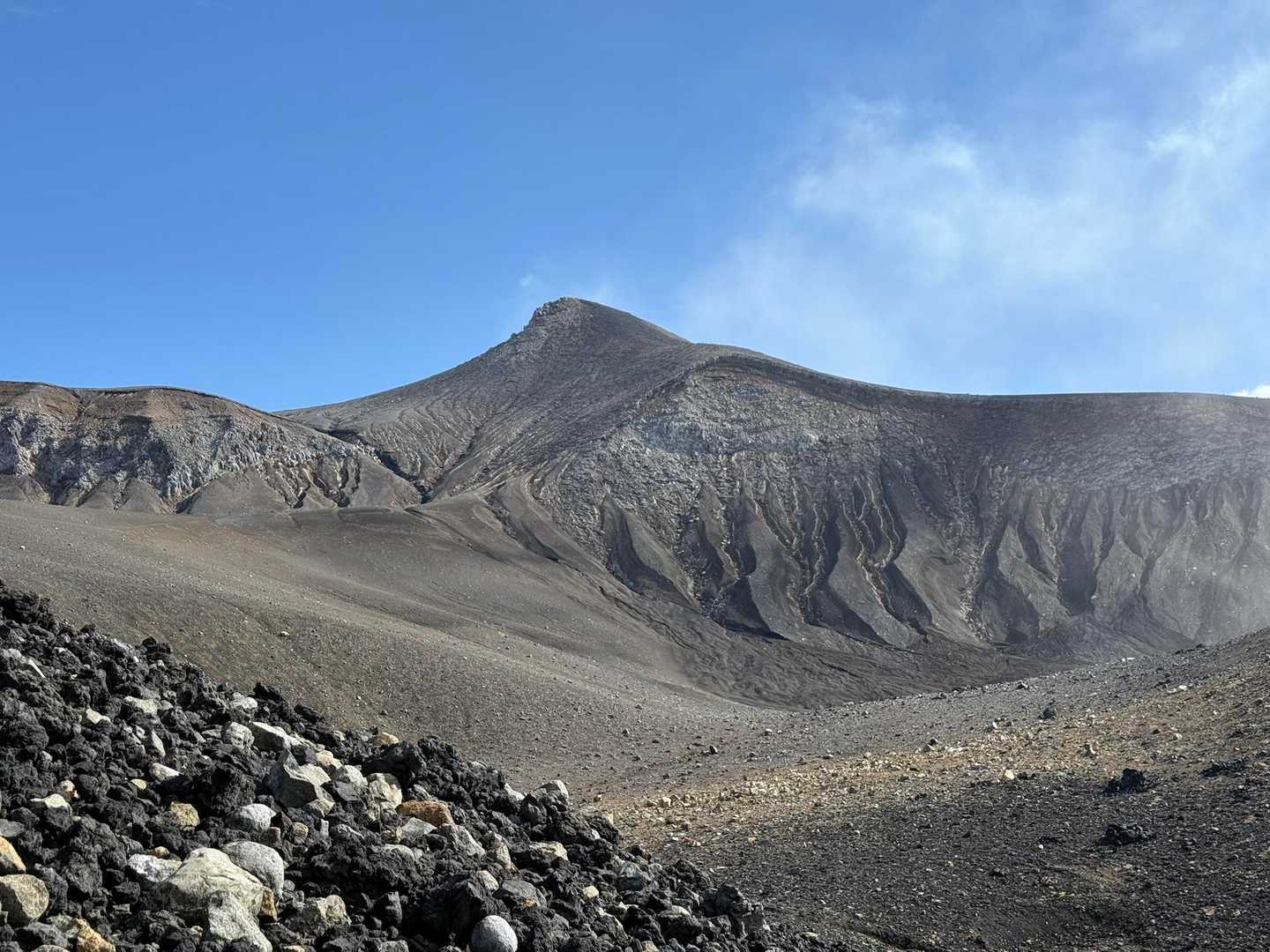 振り返って十勝岳。痺れるかっこよさ