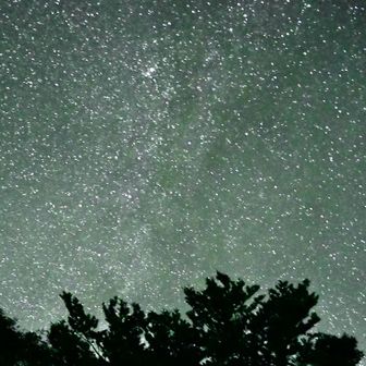 朝　3時出発！
星空があまりに美しく　三脚を持って来てなかったのですが　台を支えに　手をプルプルさせながら　動かないように固定し撮りました
ブレてます😅　すみません