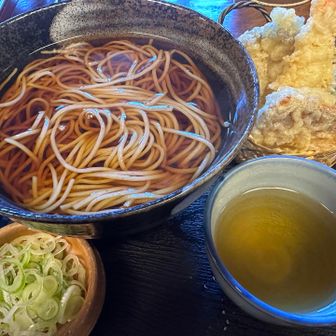 お蕎麦です
私は温かいものを…❣️



今日はとってもゆるゆる登山で
カラダ負担ゼロでした0️⃣
食べ歩きでお腹もいっぱいです😆

お疲れさまでした🍵
そしてありがとうございました😊