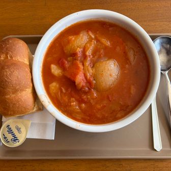 ボルシチ・パンセット
じゃがいも
玉葱🧅
にんじん🥕トマト🍅
野菜がゴロゴロ入ってます
🍞は焼きたて