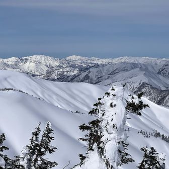 左から浅草岳、粟ヶ岳、丸山岳、会津朝日岳