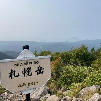 山頂でした。うっすら羊蹄