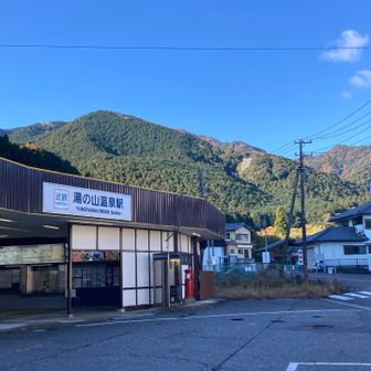 湯の山温泉駅。同じ電車に乗ってきたハイカーさん達は皆御在所岳の方へ。ここから徒歩で鎌ヶ岳に向かう人は少ないみたい。
