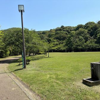 三日月霊園の駐車場に車を停めさせて頂きスタートです
綺麗に手入れされている公園や車道を通ってまずは城ノ越山方面へ向かいます