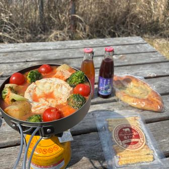 加熱後。美味しいにきまってる！
ワインとフォカッチャとおつまみ、スパークリングワインと共に🥰