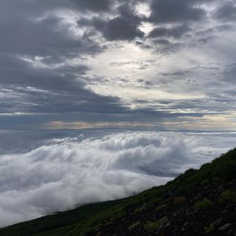 標高を落としたら雨と風が止んだ。雲海とうっすら太陽の光も。