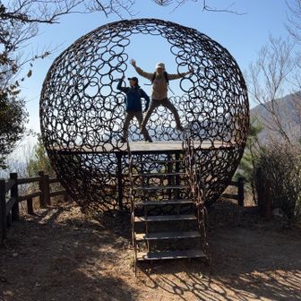 二人はジャンプしています