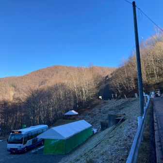 分杭峠にはシャトルバスで来ることができます。
こんな寒い時期でも、そのパワーをもらいに来る方が多いようです。

僕は山登ってた方がパワー貰えるな(^◇^;)