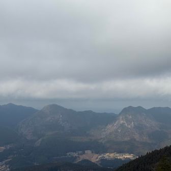 右側が、昨日登った鎧岳