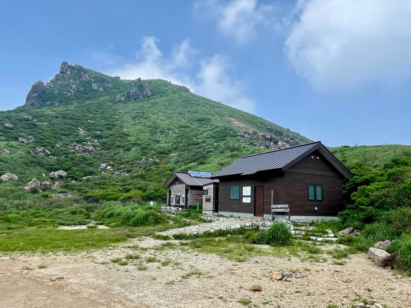 暑さを凌ぎにランチタイムを避難小屋で😋