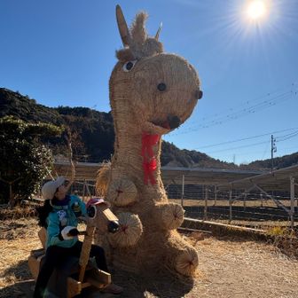 三つめ、めっちゃ個性的な表情のお馬ちゃん😁
その横ではお兄様方がこんにゃく作りを！そして室内ではカラオケ大会！？
