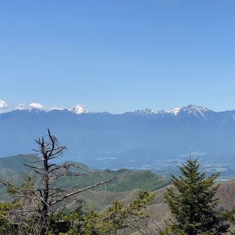 山頂から見える北岳（左）と甲斐駒ヶ岳（右）😍