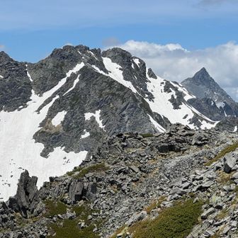 山頂の手前からは北穂の奥に槍様が見えてきてテンション上がります⛰️😍⤴️