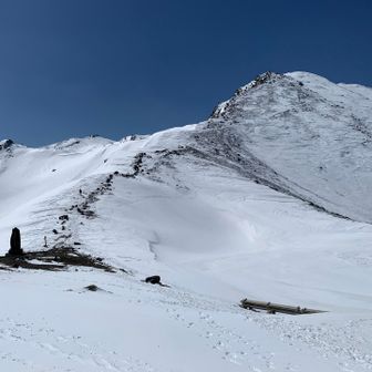 摩利支天、ロープウェイ側だとここまでそびえてない感じ