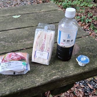 帰りの鷹取神社前のベンチで　朝飯なのか？昼飯なのか？