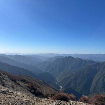 下北山村方面に坂本ダムが見えます
すごい谷やな！