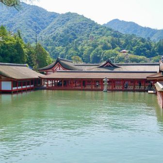 厳島神社、潮が満ちてました。
違った景色が見れてラッキー！