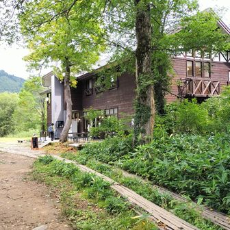 山の鼻ここから至仏山の登山口あるけと今日は少ないです